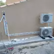 Installation extérieure de groupes de climatisation sur support mural et dalle béton en Provence