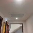 Grille de soufflage d’une climatisation gainable installée au-dessus d’une porte à La Cadière-d’Azur
