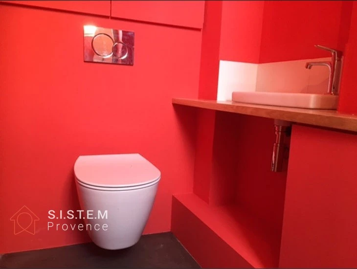Réalisation d'un toilette avec WC suspendu dans un appartement à Aix-en-Provence