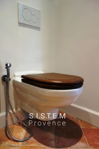 Réalisation par SISTEM Provence d'un WC suspendu avec douchette