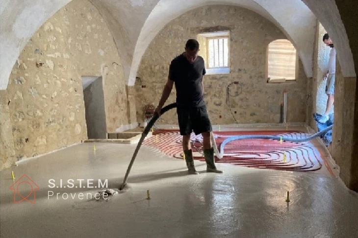 Réalisation d'un plancher chauffant dans la future cuisine d'un château