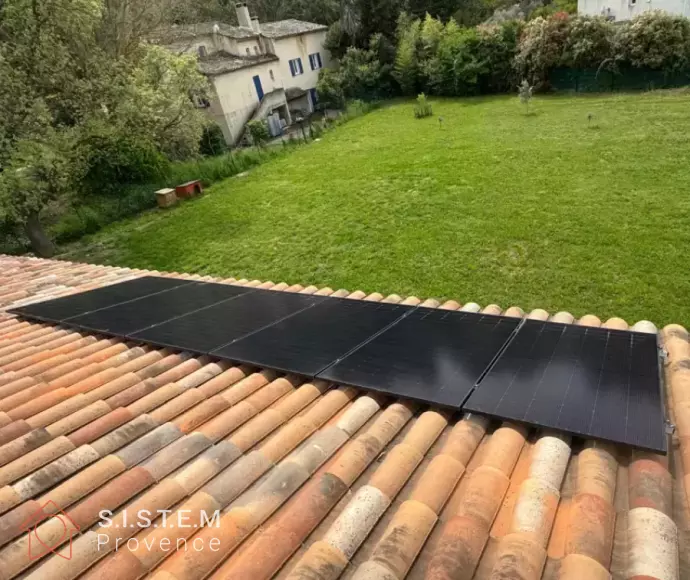 panneaux solaires installés sur la toiture en tuiles