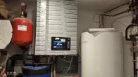 Local technique avec pompe à chaleur Arkteos et ballon hydraulique pour chauffage et rafraîchissement
