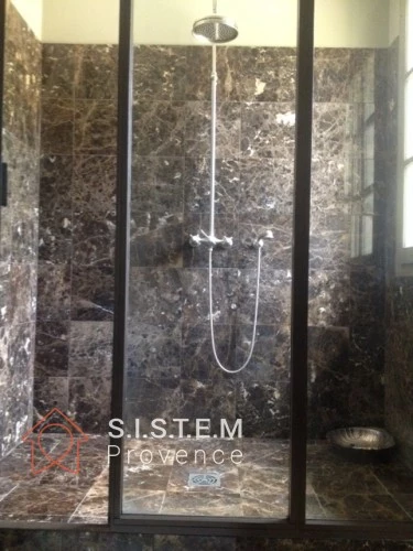 Réalisation d'une douche en marbre dans une Bastide à Aix-en-Provence