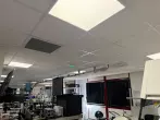 Installation CVC dans un bâtiment de production avec cassettes et unités en faux plafond