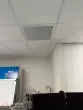 Grille de reprise intégrée dans un plafond modulaire pour système CVC professionnel
