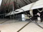 Unité gainable et réseaux frigorifiques installés en faux plafond dans un bâtiment industriel
