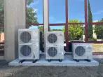 Groupes extérieurs Mitsubishi Heavy Industries installés sur dalle béton pour bâtiment professionnel à Meyreuil
