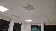 Cassette de climatisation intégrée en faux plafond dans des locaux de production à Meyreuil
