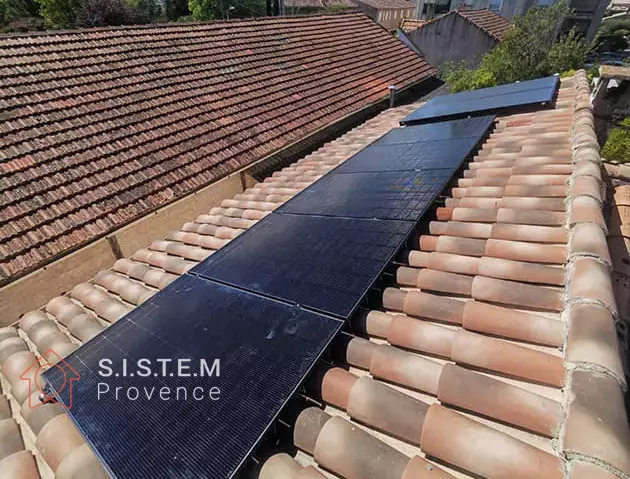 Installation de panneaux solaires pour production d'eau chaude sanitaire et d'électricité à Pertuis