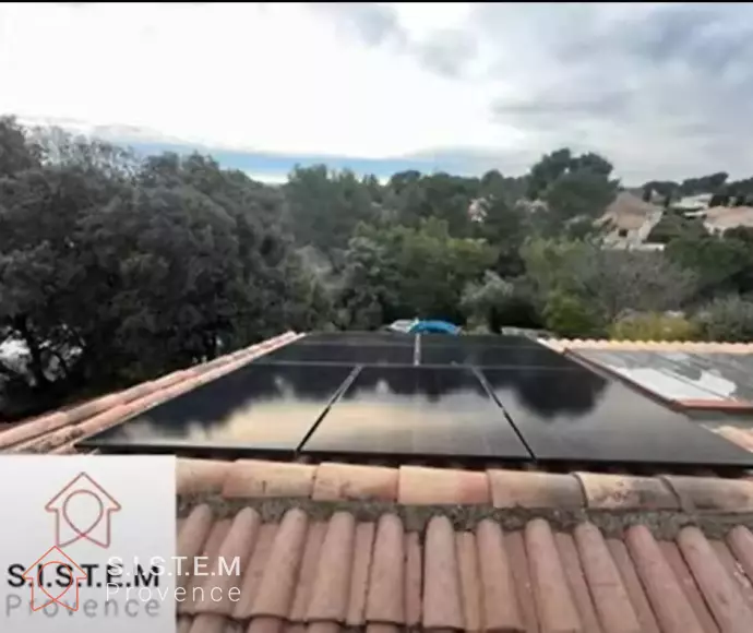 installation de panneaux solaires photovoltaïques dans l'univers du bureau à Aix en Provence