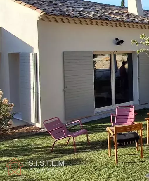Pièce de vie lumineuse dans une maison contemporaine équipée d’un plancher chauffant-rafraîchissant à Ventabren