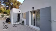 Maison contemporaine à Ventabren avec terrasse, piscine et équipements techniques intégrés
