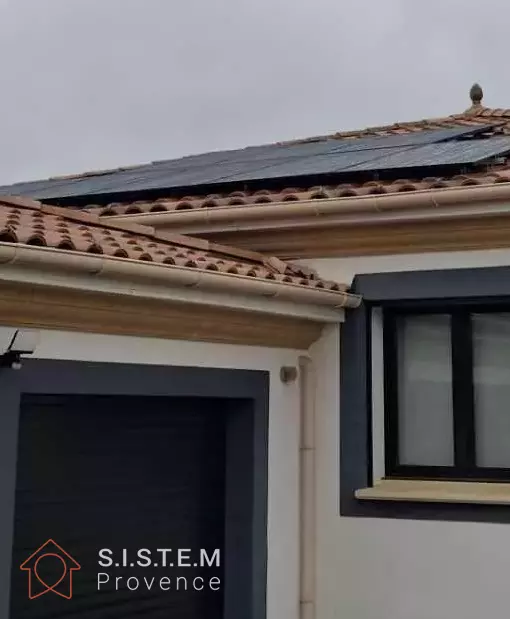 Installation photovoltaïque 9 kWc en toiture avec pergola dans une maison à Saint-Maximin-la-Sainte-Baume