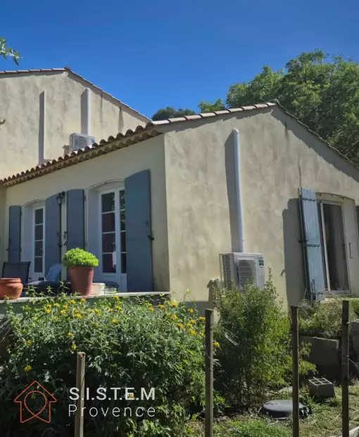 Maison à Cadenet équipée d’une climatisation gainable Mitsubishi Electric avec groupe extérieur installé en façade par SISTEM Provence