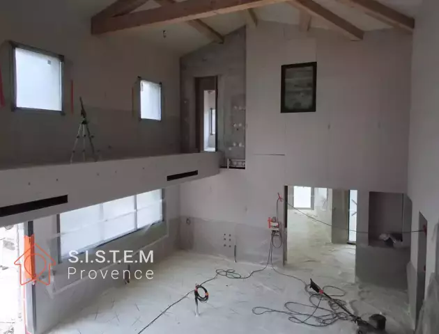 Isolation du sol en mousse projetée : une étape essentielle pour garantir les performances de votre plancher chauffant à Fuveau