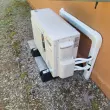 Groupe extérieur Mitsubishi Electric installé au sol pour climatisation réversible dans une maison à Jouques