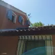 Groupe extérieur de climatisation réversible installé en façade d’une maison secondaire à Jouques