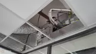 Unité gainable de climatisation installée au-dessus du faux plafond
