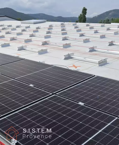 Chantier bâtiment commercial - panneaux solaires 100 kWc Grimaud