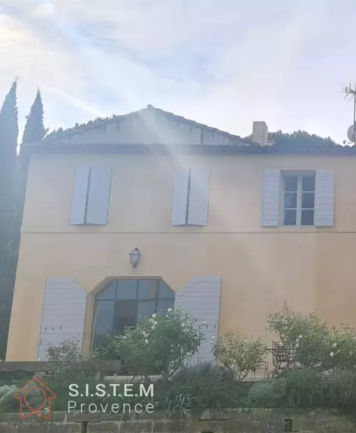 installation d’une système avec un bloc de climatisation de la cave à vin intégré sur la porte