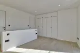 Chambre, plancher chauffant et refroidissent.