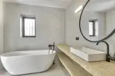 Salle de bain, baignoire îlot, robinetterie et plomberie.