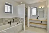 Salles de bain, baignoire murale, douche ouverte, robinetterie et plomberie. 