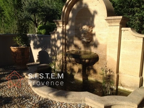 Une fontaine de jardin à recyclage d'eau