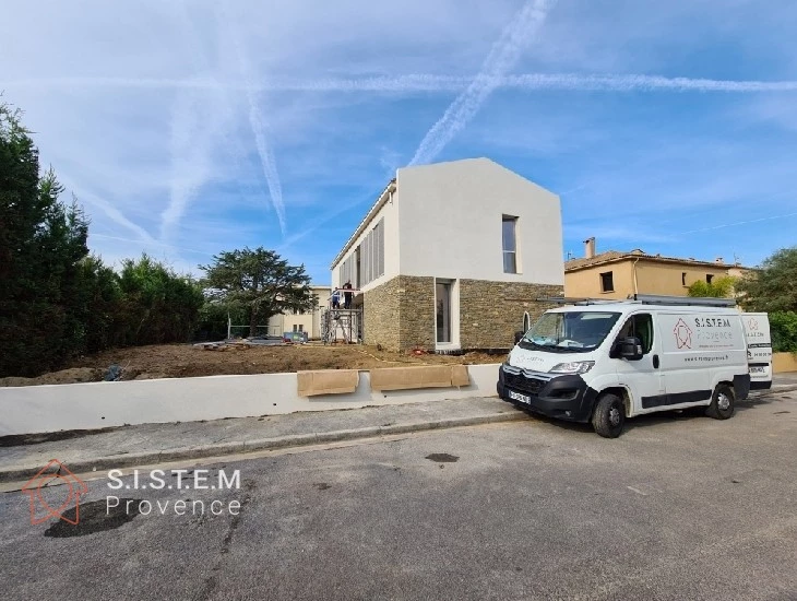 Construction d'une maison neuve avec piscine face à la plage sur la commune de Saint cyr sur Mer dans le Var