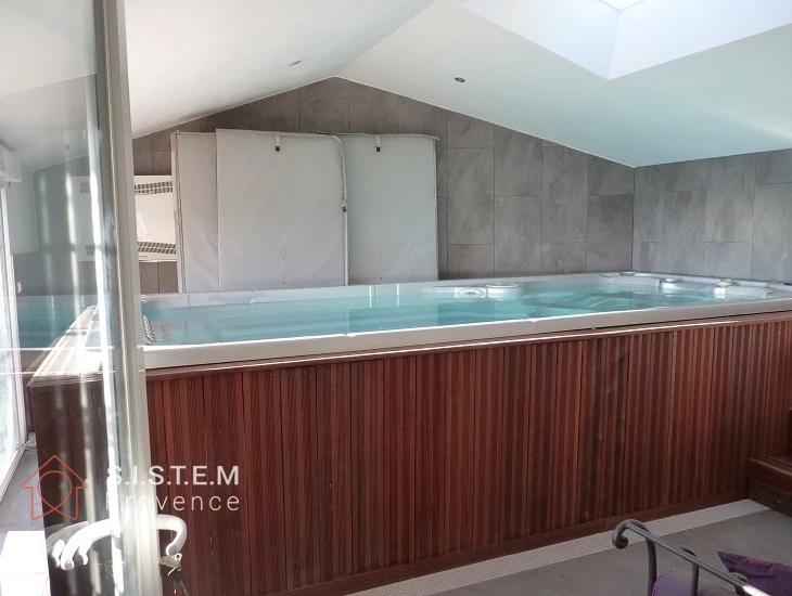 Installation d'un plancher chauffant pour un spa de nage intérieur à Cadenet