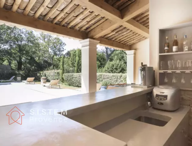 Installation de panneaux solaire sur un pool house pour produire de l'électricité gratuitement pour sa piscine