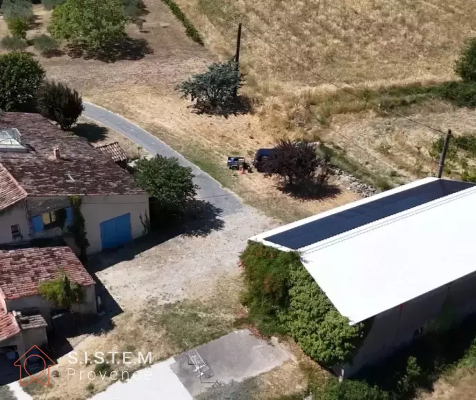 Panneaux photovoltaïques en autoconsommation sur toit de garage à La Tour-d’Aigues (Luberon)