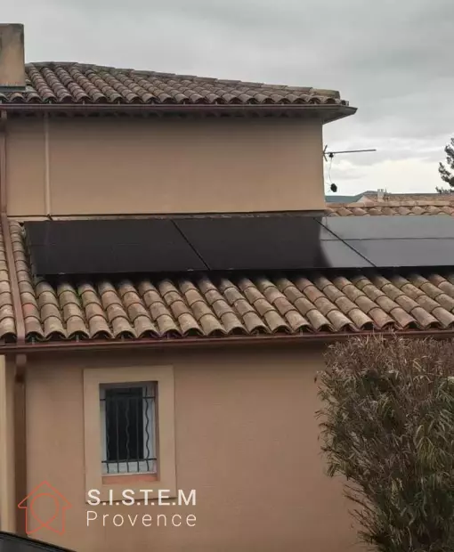 Panneaux photovoltaïques installés sur une toiture en tuiles à La Tour-d’Aigues par SISTEM Provence