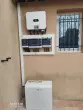 Batterie Huawei et onduleur solaire installés en façade d’une maison à La Tour-d’Aigues