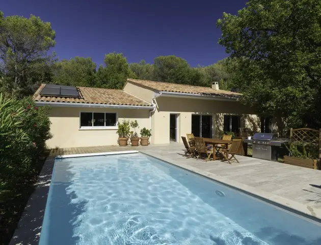 Réalisation d'une installation à Aix en Provence d'une pompe à chaleur pour le chauffage d'une piscine